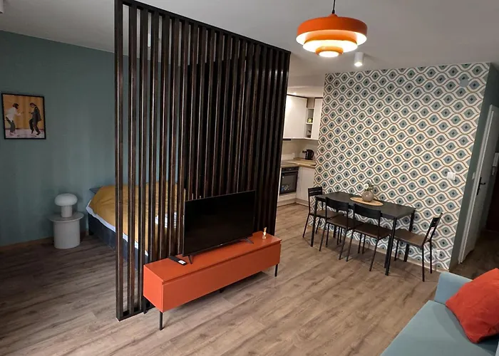 Orange Apartment With Balcony - Free Parking