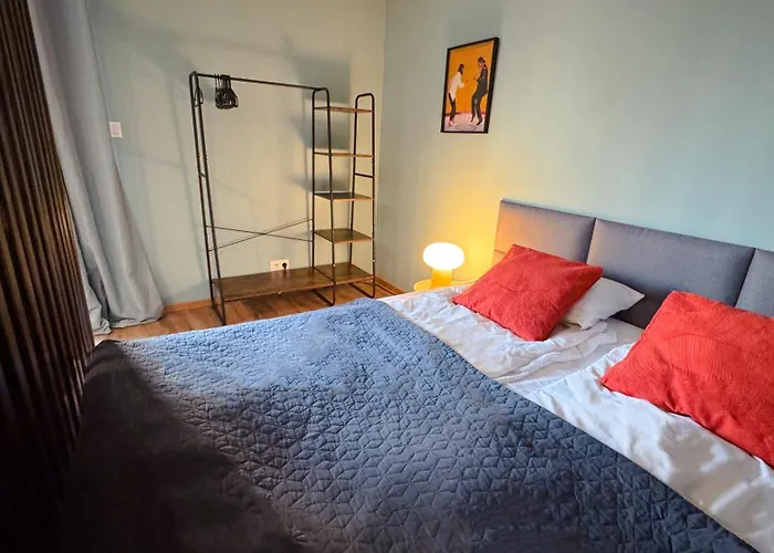 Orange Apartment With Balcony - Free Parking