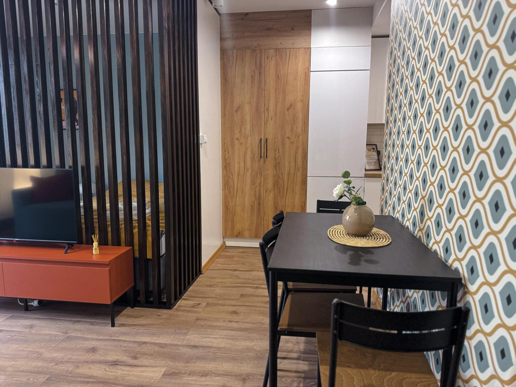 Orange With Balcony - Free Parking Apartment *