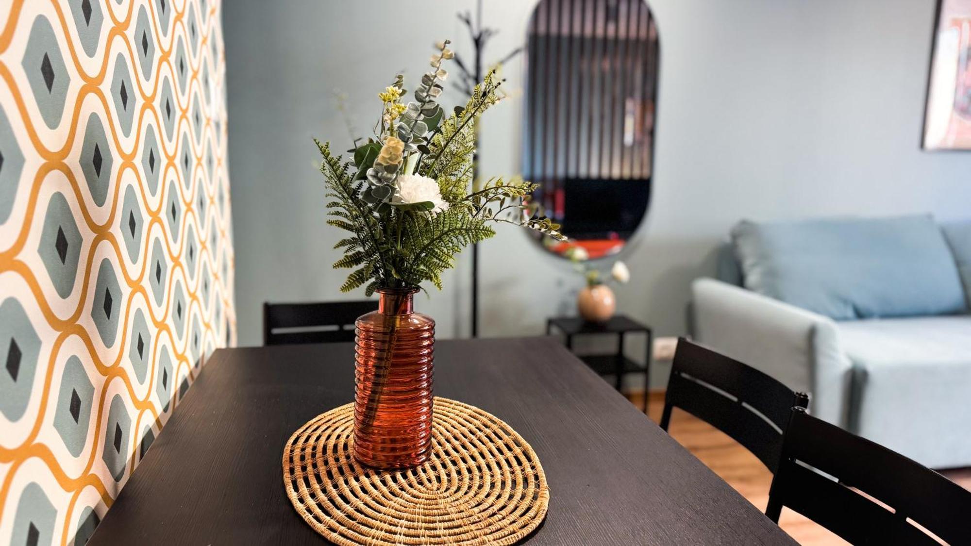 Orange With Balcony - Free Parking Apartment *